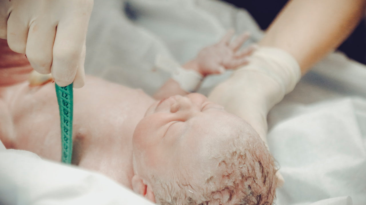 Waarom wordt een baby net na de geboorte niet onmiddellijk gewassen?