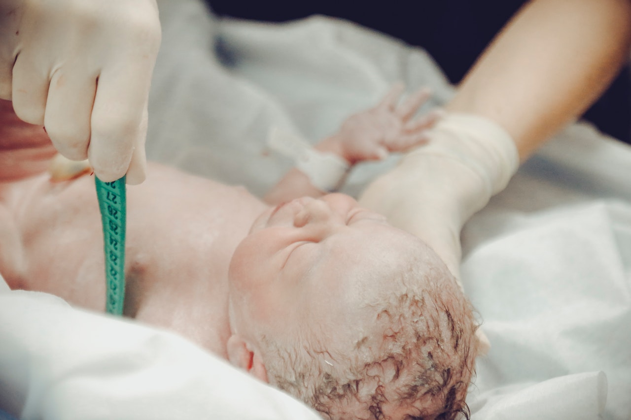 Waarom wordt een baby net na de geboorte niet onmiddellijk gewassen?